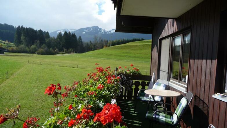Balkon Ferienwohnung 2 mit Bergblick