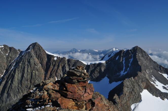 Zuckerhütl (links), Wilderpfaff (rechts), von der Sonnklarspitze aus gesehen.