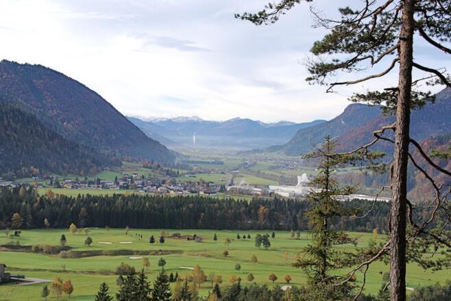 Blick über den Golfplatz nach St. Johann