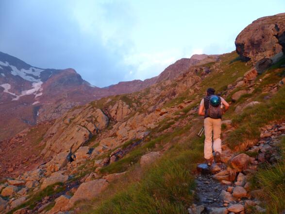 Die Landschaft färbt sich rosa und noch ist es ruhig am Stubaier Höhenweg.