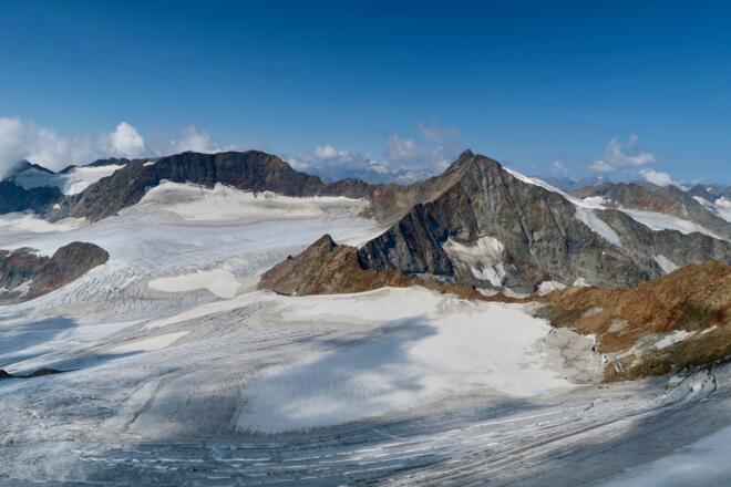 Müllerhütte (Bildmitte) mit Sonnklarspitze (links) und Wildem Pfaff + Zuckerhütl (rechts). 