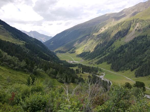 Beim Blick zurück sieht man den Gasthof Lüsens und...