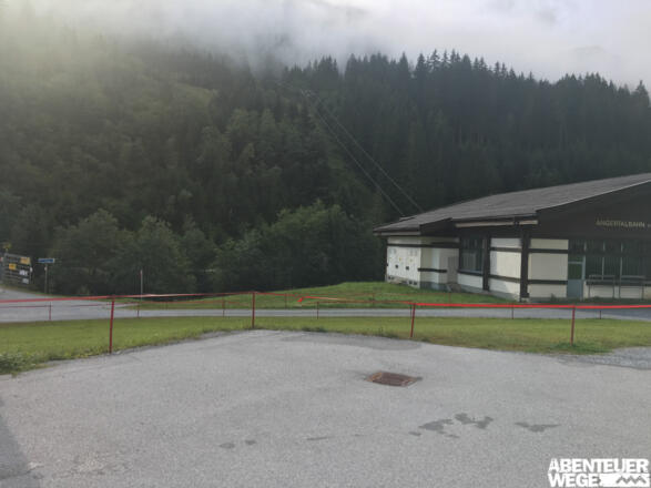 0.00 km - Schotterweg vor dem Gebäude in Linkskurve folgen, dann vor der Brücke rechts abbiegen.