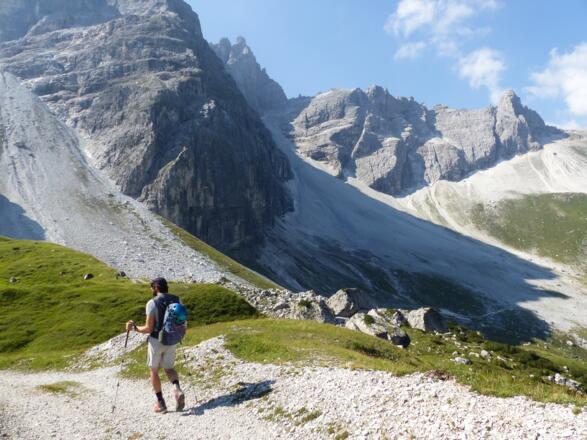Nach einer Rast geht es hinauf zum Sandesjöchl.
