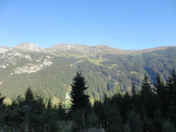 Ausblick auf die nördlichen Berge beim Aufstieg