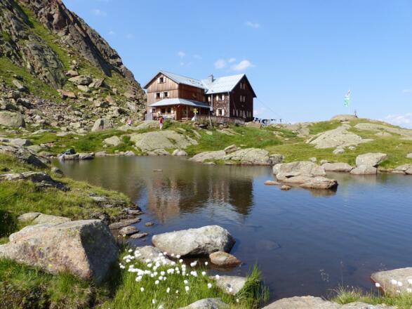 Die Bremer Hütte, von einem kleinen See umgeben, liegt an einen wunderschönen Platz.