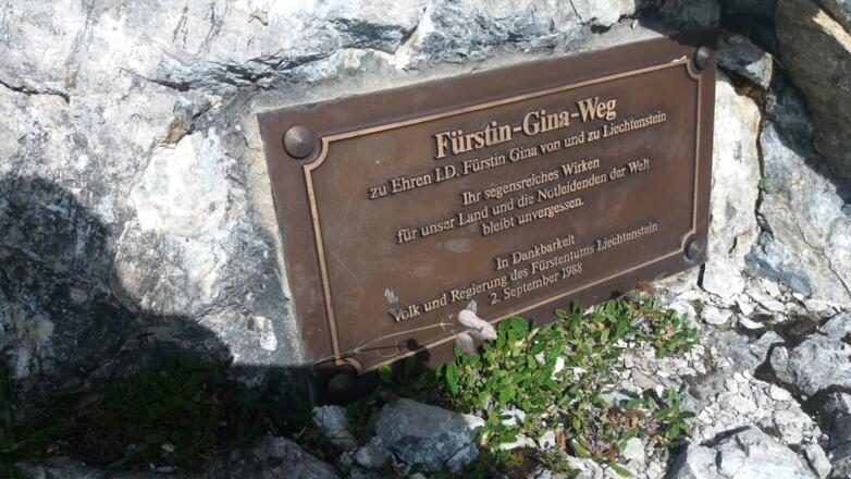 Gedenktafel Fürstin-Gina-Weg hinter dem Spitz.