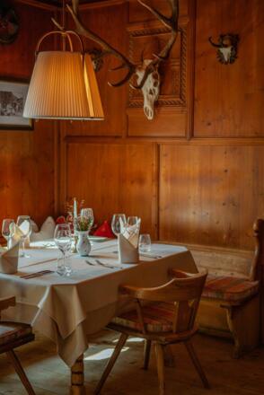 Gedeck in der Stube Geweih