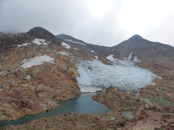 Bei den Gletscherseen und am Beginn des Ferners endet die Wegmarkierung.