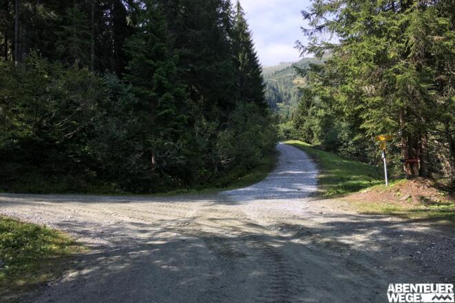 3.70 km - Fahrweg in erster Kurve geradeaus verlassen (&quot;Brandner Hochalm&quot;).