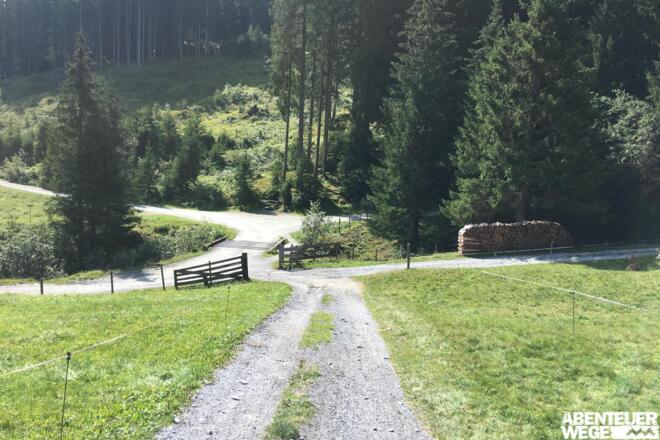 3.50 km - Bach geradeaus über Brücke überqueren und zweite Abzweigung nach rechts nehmen (&quot;Brandner Hochalm&quot;).