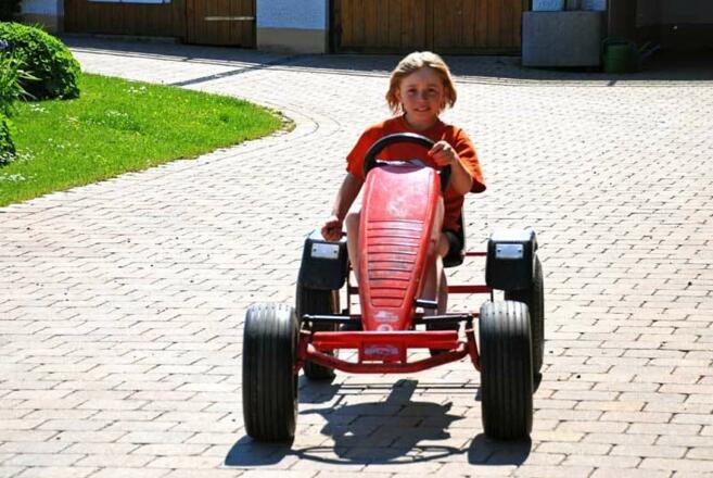 Kettcars warten auf ein spannendes Spiel