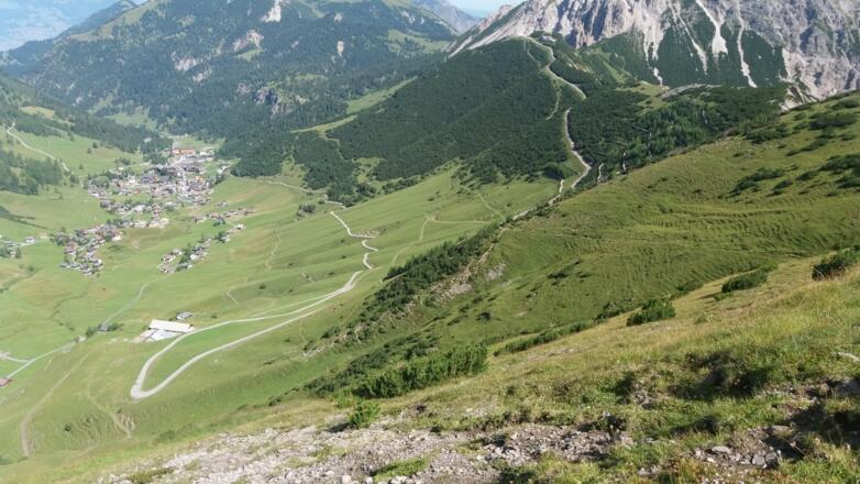 Malbun und Turna mit Zick-Zack-Weg zur Abzweigung oben.