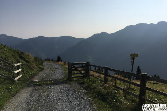 0.00 km - Direkt hinter dem Tor rechts abbiegen und rot-weißer Markierung talwärts folgen.