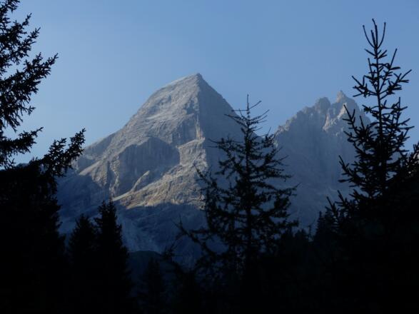 Schon bald gibt das Tal die Blicke auf die Tribulaune frei.