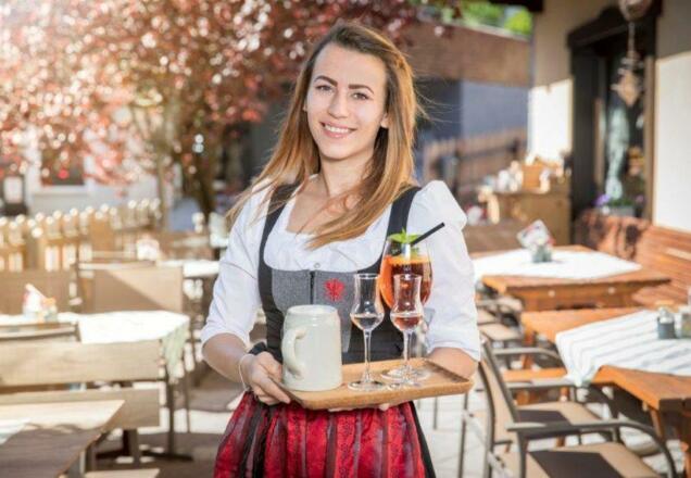 Kellnerin im Gastgarten Restaurant Dorfwirt