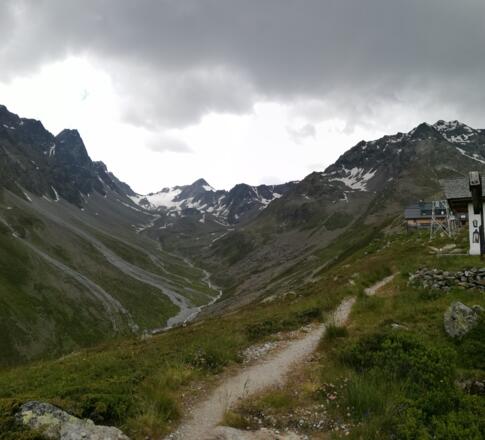 Zur Hütte ist es nun nicht mehr weit und man erkennt bereits die Reste des Längentalferners.