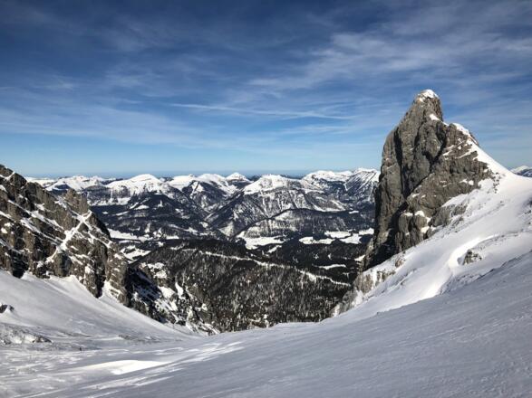 Einfahrt in die Wies mit Wieswand rechter Hand