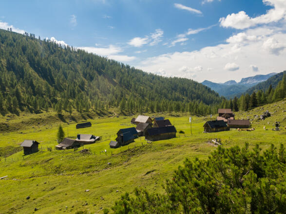 Wie ein kleines Dorf liegt die Hochmölbinghütte eingbettet in einem ruhigen Kessel