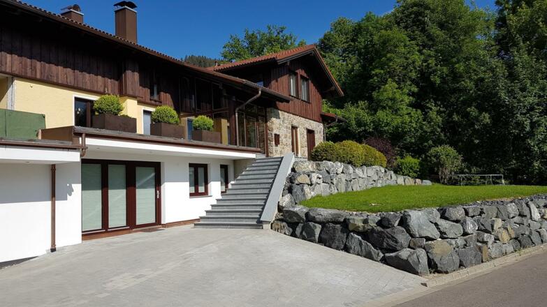 Hausansicht mit Gästegarten