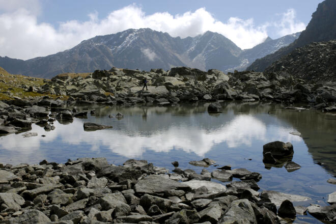 Im klaren Wasser spiegeln sich die Berge der Pollestalumrahmung (Schwarz- und Rotkogel)