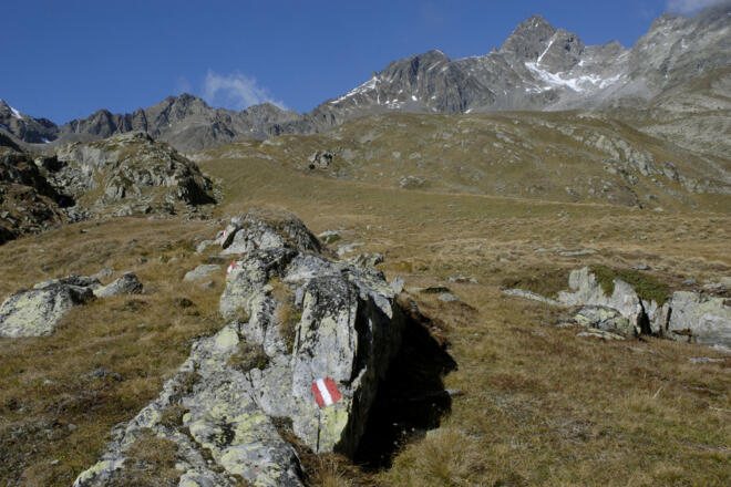 Wegmarkierung für die Pfadspuren im Weiten Kar
