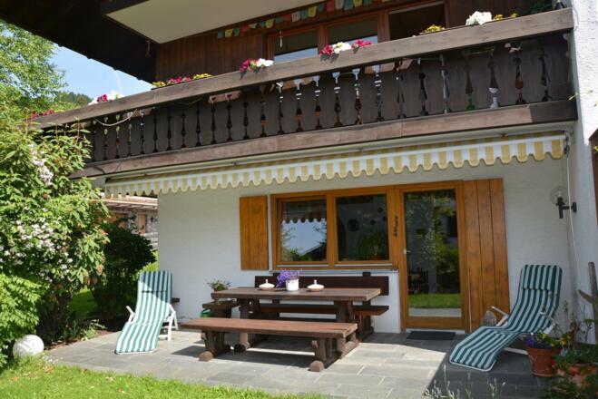 Blick auf Terrasse und Balkon