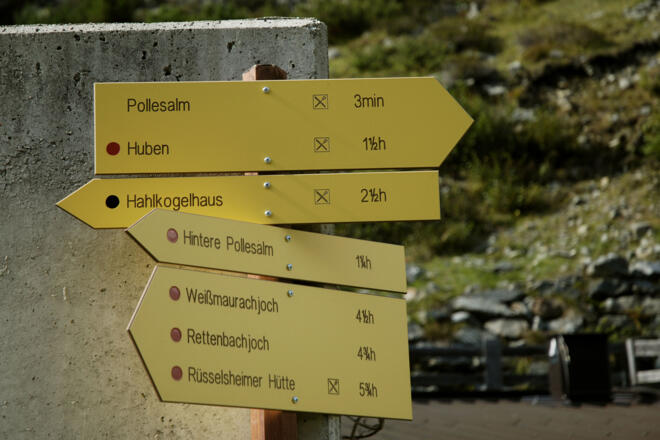 Wegeschilder an der Vorderen Pollesalm
