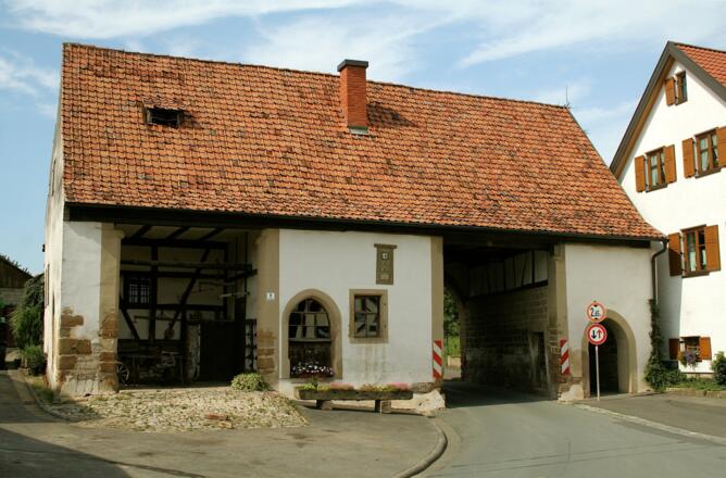 Das Schmieds-Tor in Großeibstadt beherbergt ein Heimatmuseum.
