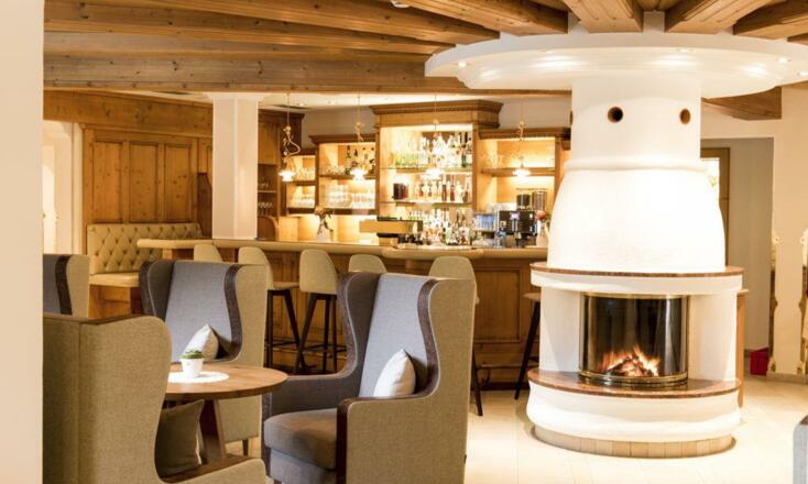 Bar mit Kamin
