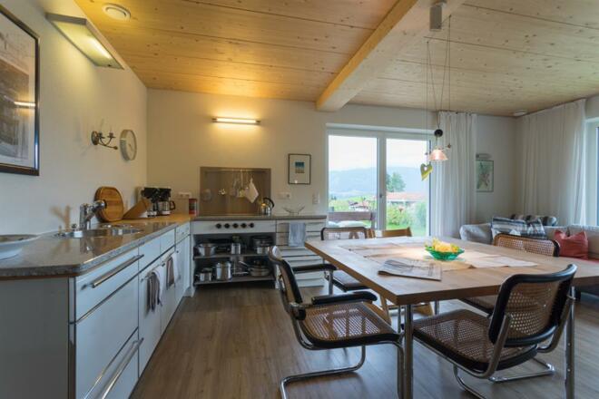 Moderne, vollausgestattete Küche mit Essbereich