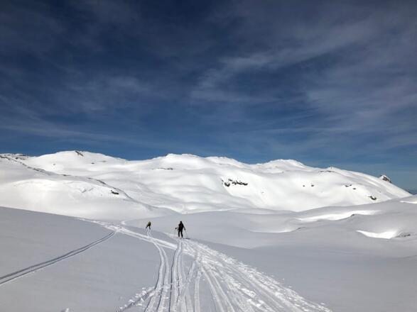 Auf der Abfahrt mit Blick auf den weiteren Anstiegsweg auf den Scheiblingbühel und Scheiblingkogel