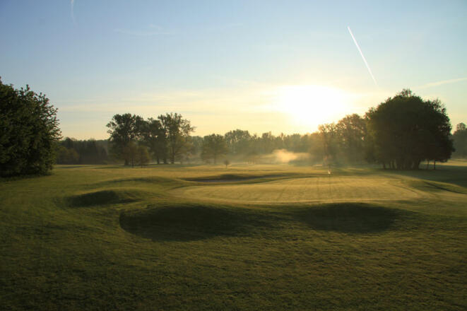 Golfclub Schloss Maxlrain bei Sonnenuntergang.