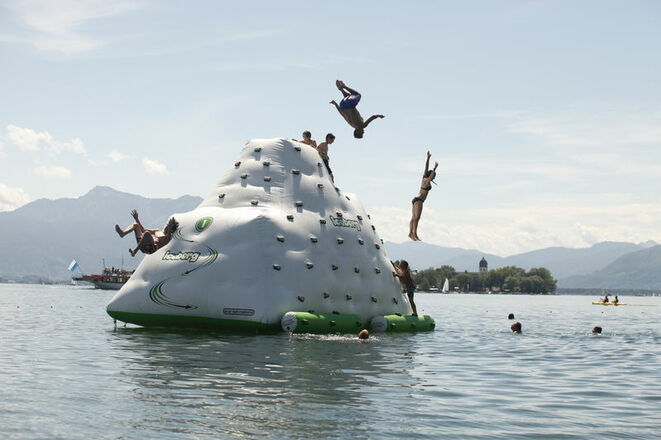 Wasserspielgerät in Form eines Eisberges am Chiemsee.