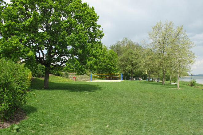 Liegewiese Strandbad Hofanger Gstadt am Chiemsee.