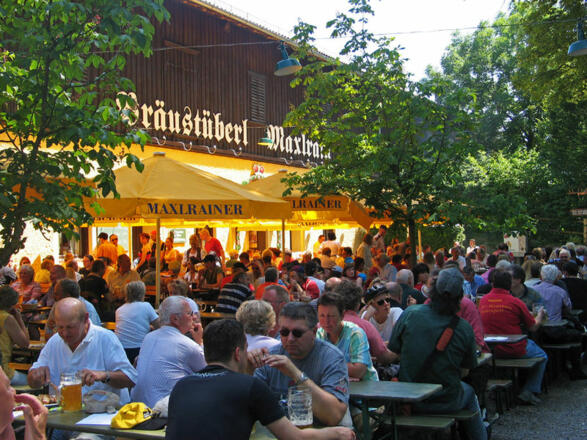 Gut besuchter Biergarten der Schlossbrauerei Maxlrain.