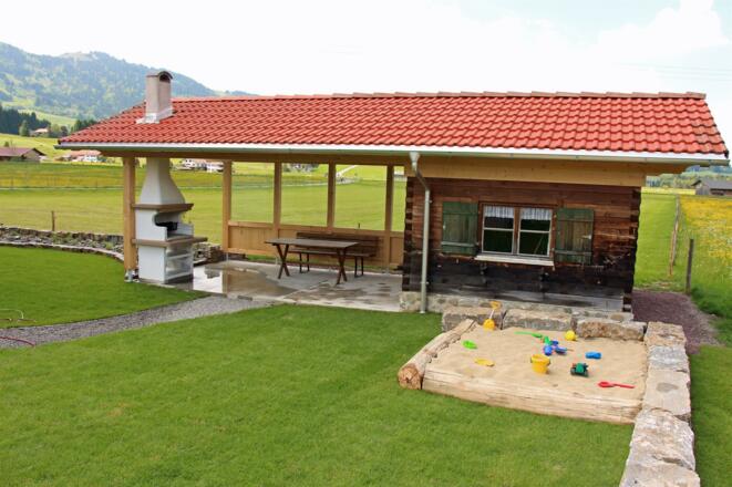 Auch ein Sandkasten ist vorhanden