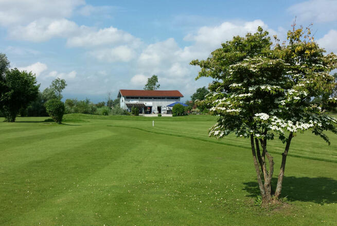 Loch 6 mit Blick auf das Clubhaus.