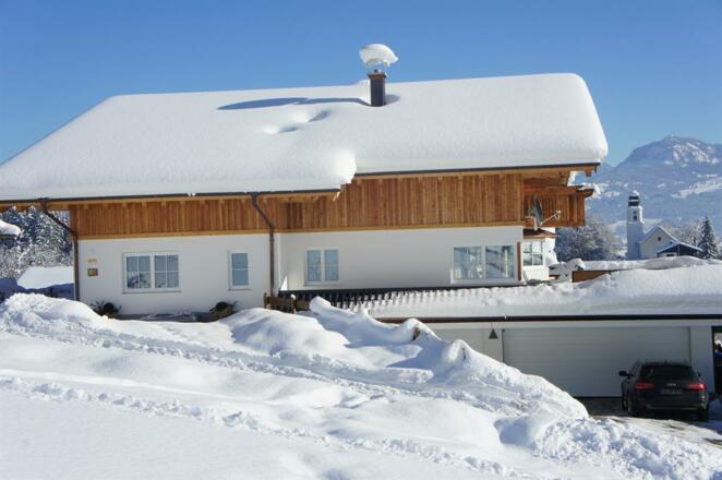 Tiefverschneit und blauer Himmel, Winter im Allgäu