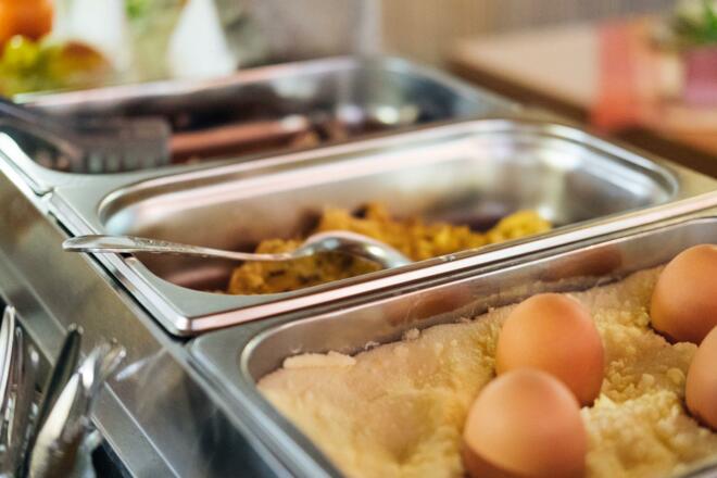 Frische Eierspeisen am Frühstücksbuffet