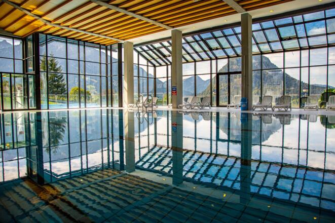 Baden mit Bergblick im Alpenbad Pfronten