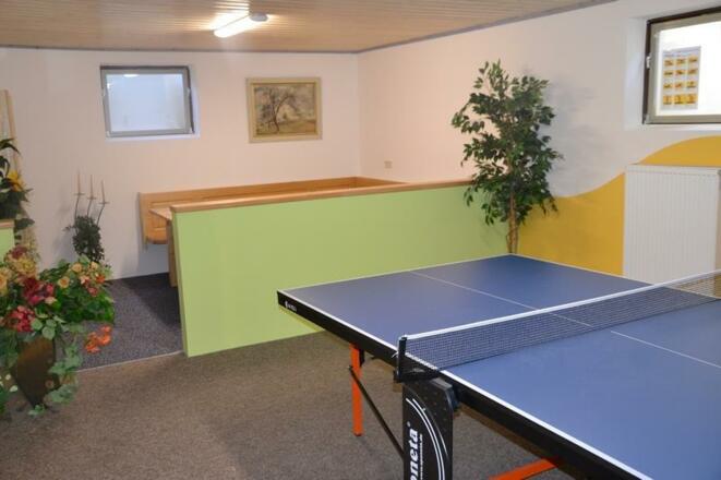 Freizeitraum mit Tischtennis, Dart und Kicker