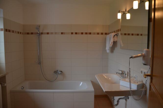 Badezimmer in Einbettzimmer