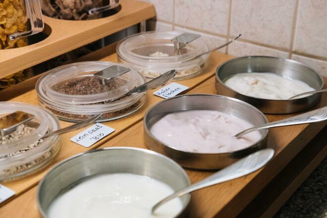 Frische Milchprodukte am Frühstücksbuffet
