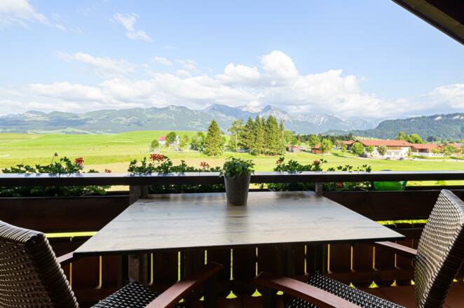 Herrlicher Ausblick vom Balkon in die Bergwelt