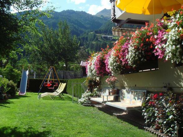 Garten mit Spielplatz