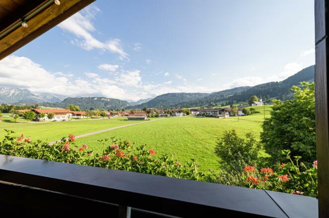 Blick vom Balkon in die unverbaute Landschaft