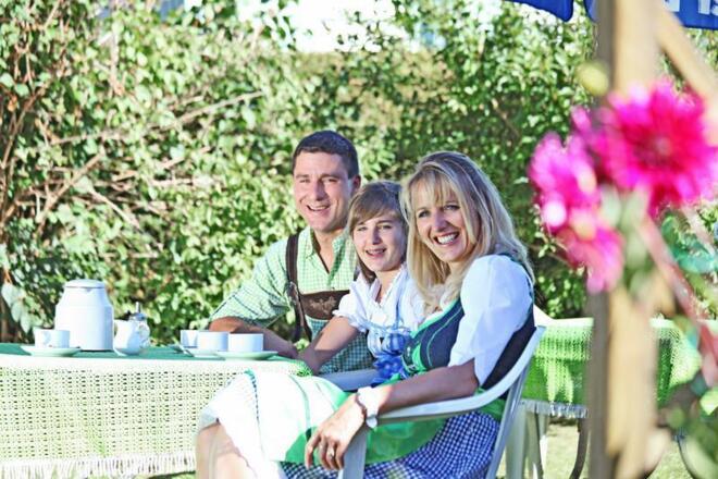 Die_Wirtsleute_im_hauseigenen_Garten_mit_Liegewies