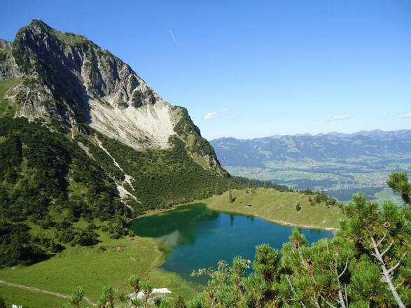 Gaisalpsee mit Bolsterlang im Hintergrund