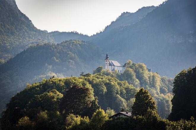 Vorbei am der Kirche St. Pankraz in Bad Reichenhall